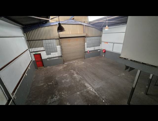 264M² WAREHOUSE TO LET IN JET PARK